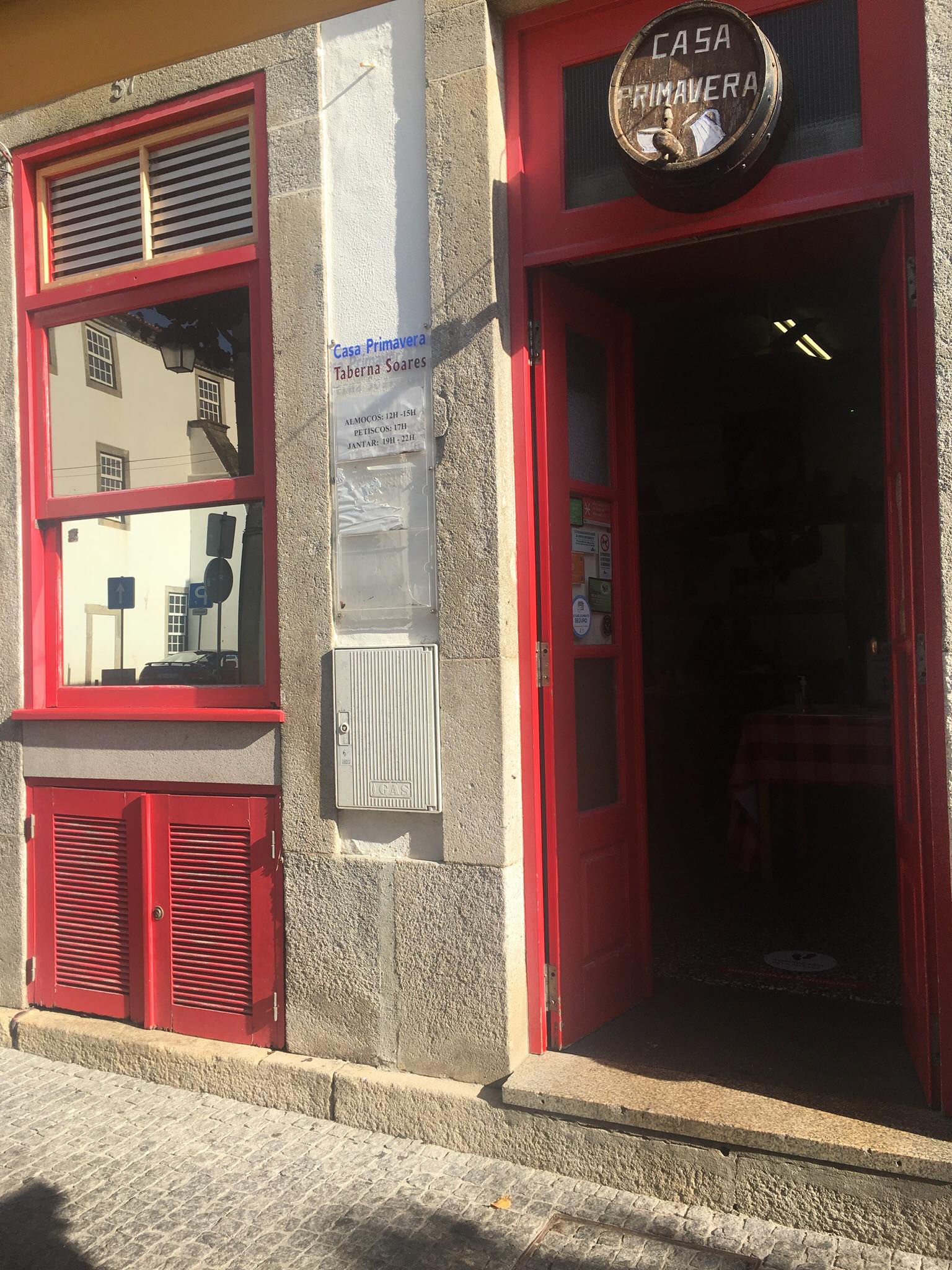 Entrada da taberna com o letreiro Casa Primavera