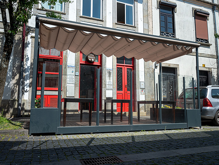 Esplanada exterior da taberna