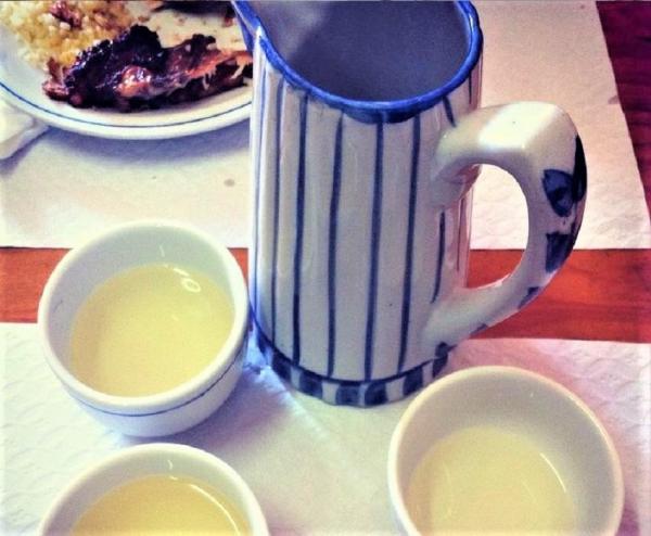 Vinho branco da casa à mesa