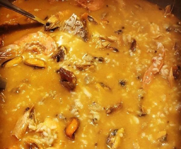 Arroz de marisco na panela