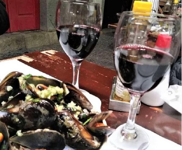 Mexilhão à casa com vinho tinto