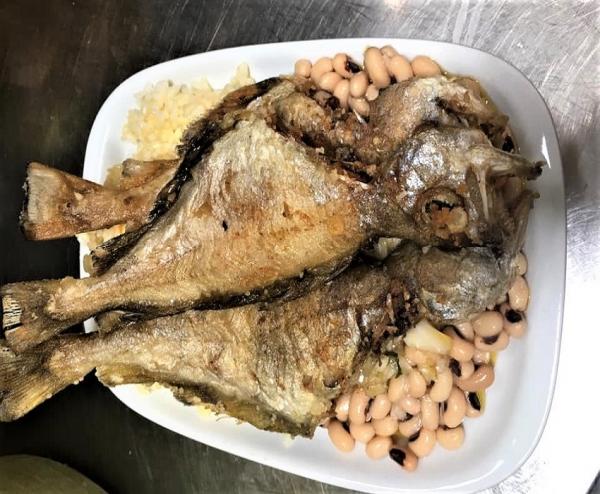 Sargo frito com feijão frade